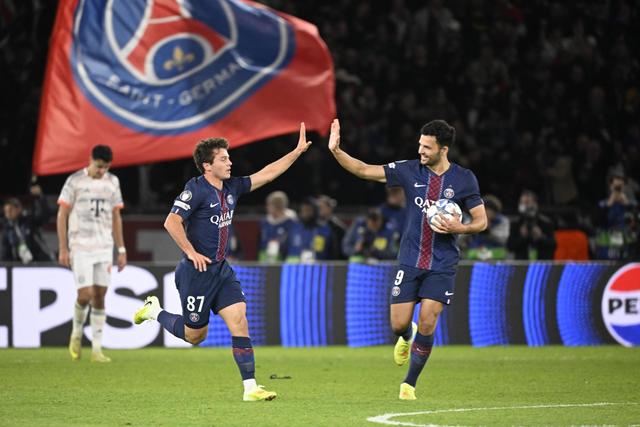 Gonçalo Ramos a festejar um golo do PSG com João Neves
