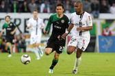 João Paulo em duelo com Hélder Postiga  no empate (1-1) entre Vitória e Sporting, no D. Afonso Henriques, 3 de abril de 2011 
(foto A BOLA)