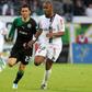 João Paulo em duelo com Hélder Postiga  no empate (1-1) entre Vitória e Sporting, no D. Afonso Henriques, 3 de abril de 2011 
(foto A BOLA)