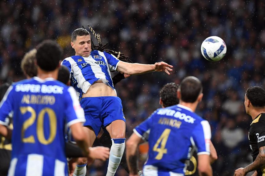 Jan Bednarek marcou o primeiro golo do FC Porto (Foto: Rogério Ferreira/Kapta+)