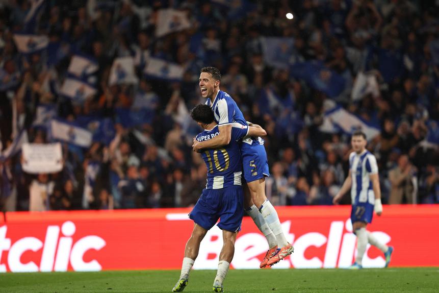 Gabri Veiga e Bednarek festejam golo marcado ao Alverca - Foto: Liga