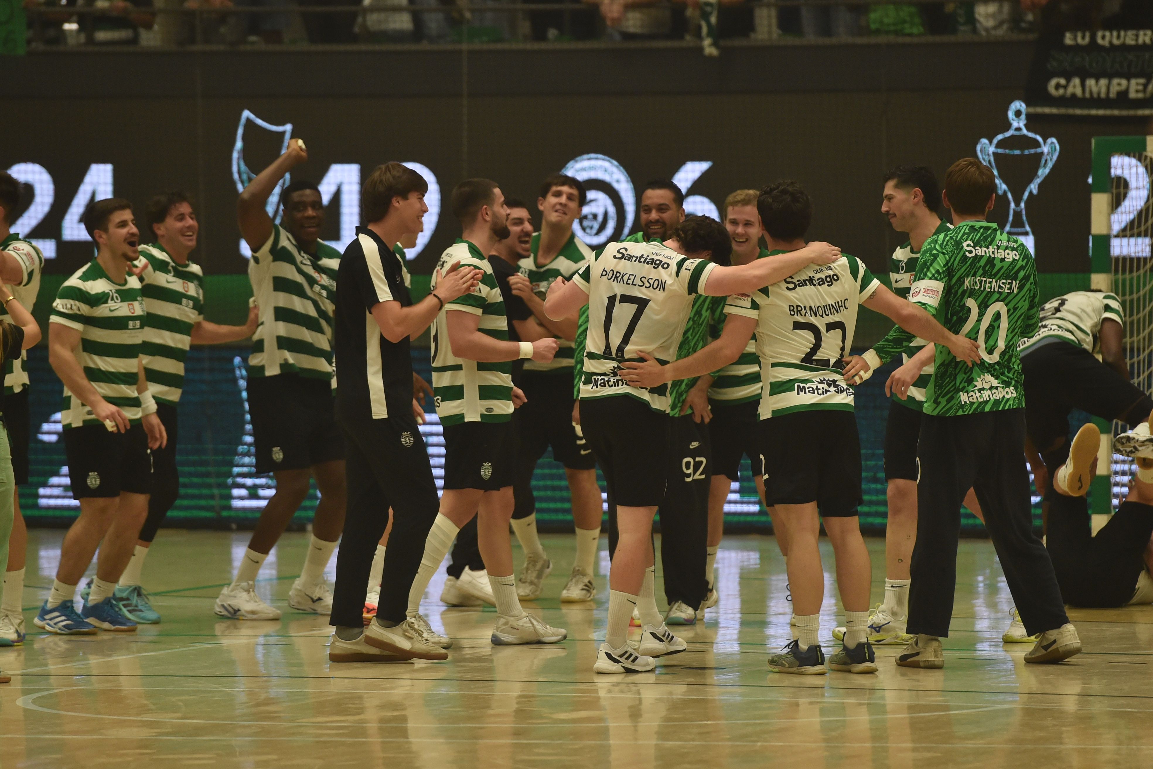 Jogadores do Sporting a fazer a festa - Foto: Miguel Nunes