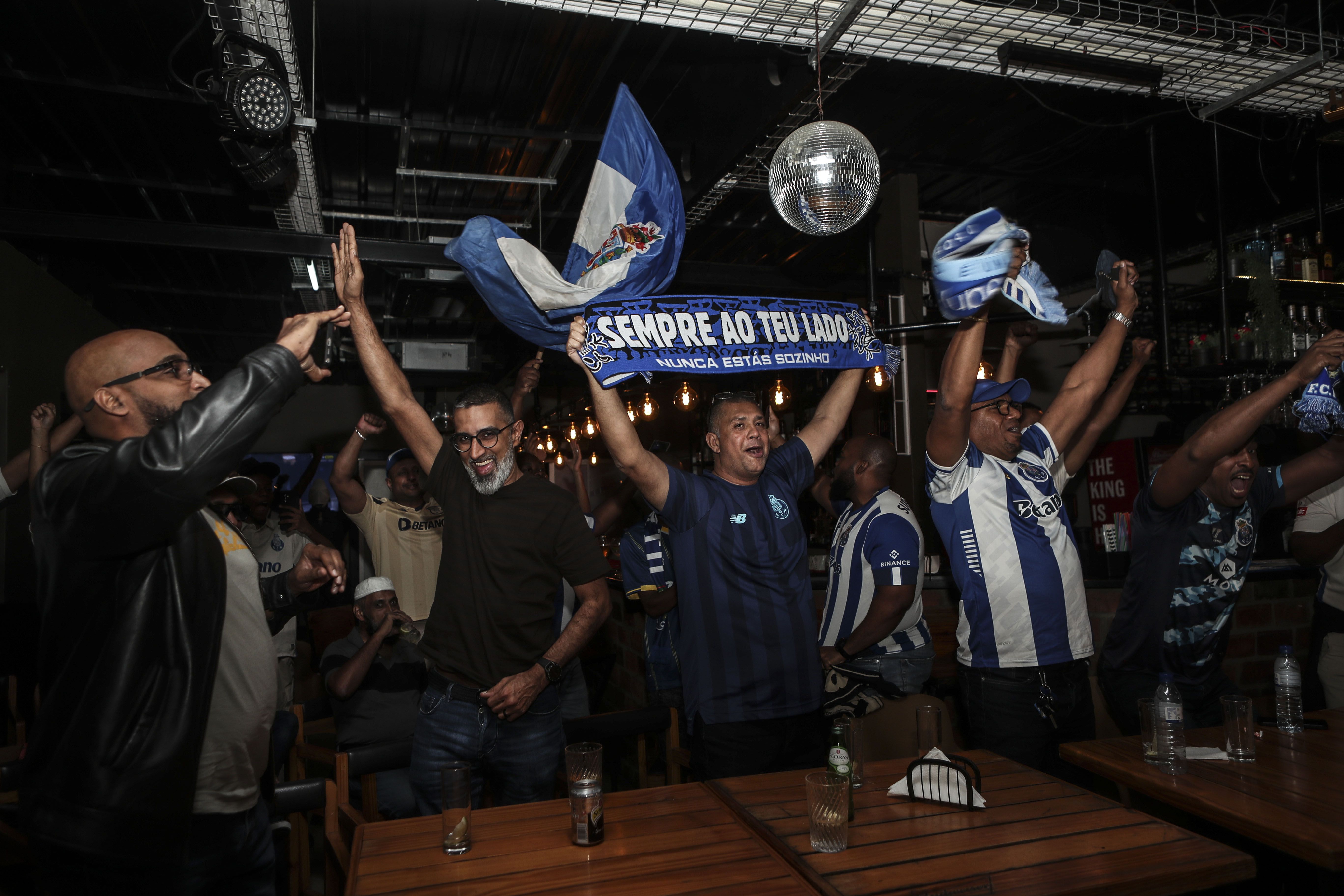 Moçambicanos celebram título do FC Porto (Foto: Lusa/Luísa Nhatumbo)