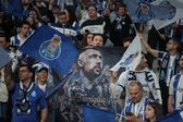 Adeptos do FC Porto com pano de Farioli e a 'Famiglia Portista' (Foto: EPA/Manuel Fernando Araújo)