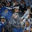 Adeptos do FC Porto com pano de Farioli e a 'Famiglia Portista' (Foto: EPA/Manuel Fernando Araújo)