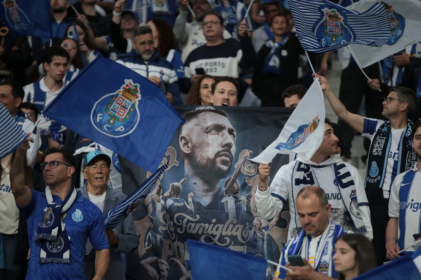Adeptos do FC Porto com pano de Farioli e a 'Famiglia Portista' (Foto: EPA/Manuel Fernando Araújo)
