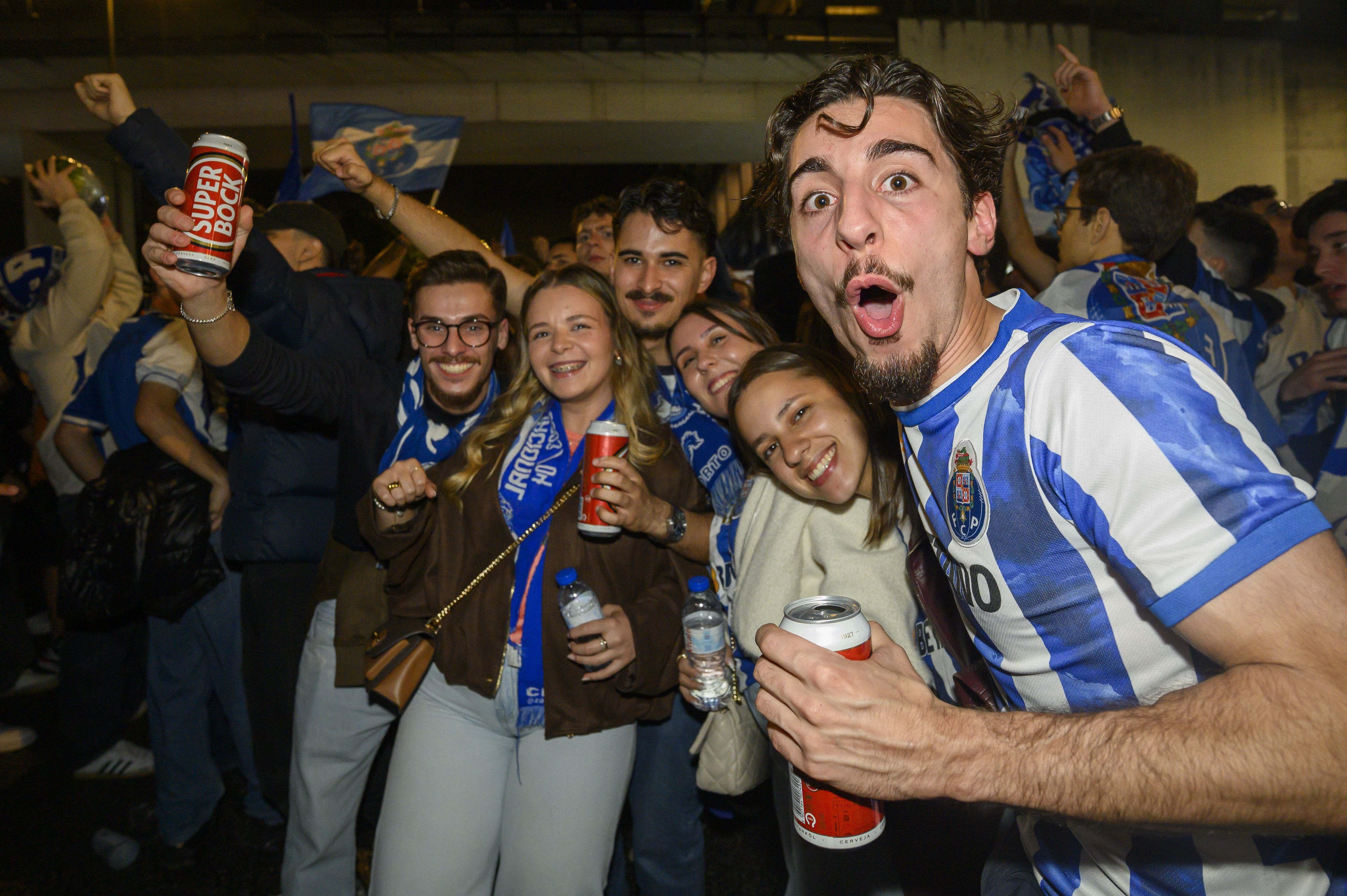 Adeptos do FC Porto fazem a festa ao pé do Estádio do Dragão (Foto: EPA/Ricardo Castelo)