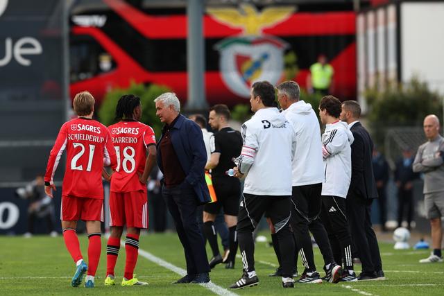 Mourinho durante o jogo entre Benfica e Famalicão — Foto: Estela Silva/Lusa