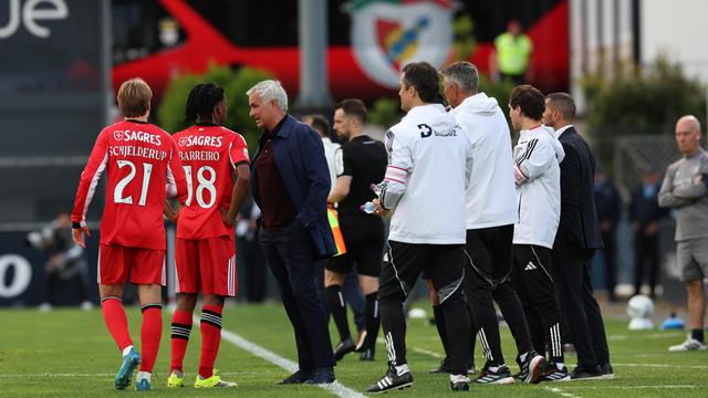 Mourinho durante o jogo entre Benfica e Famalicão — Foto: Estela Silva/Lusa