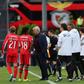 Mourinho durante o jogo entre Benfica e Famalicão — Foto: Estela Silva/Lusa