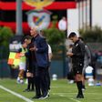 Mourinho durante o jogo entre Benfica e Famalicão — Foto: Estela Silva/Lusa