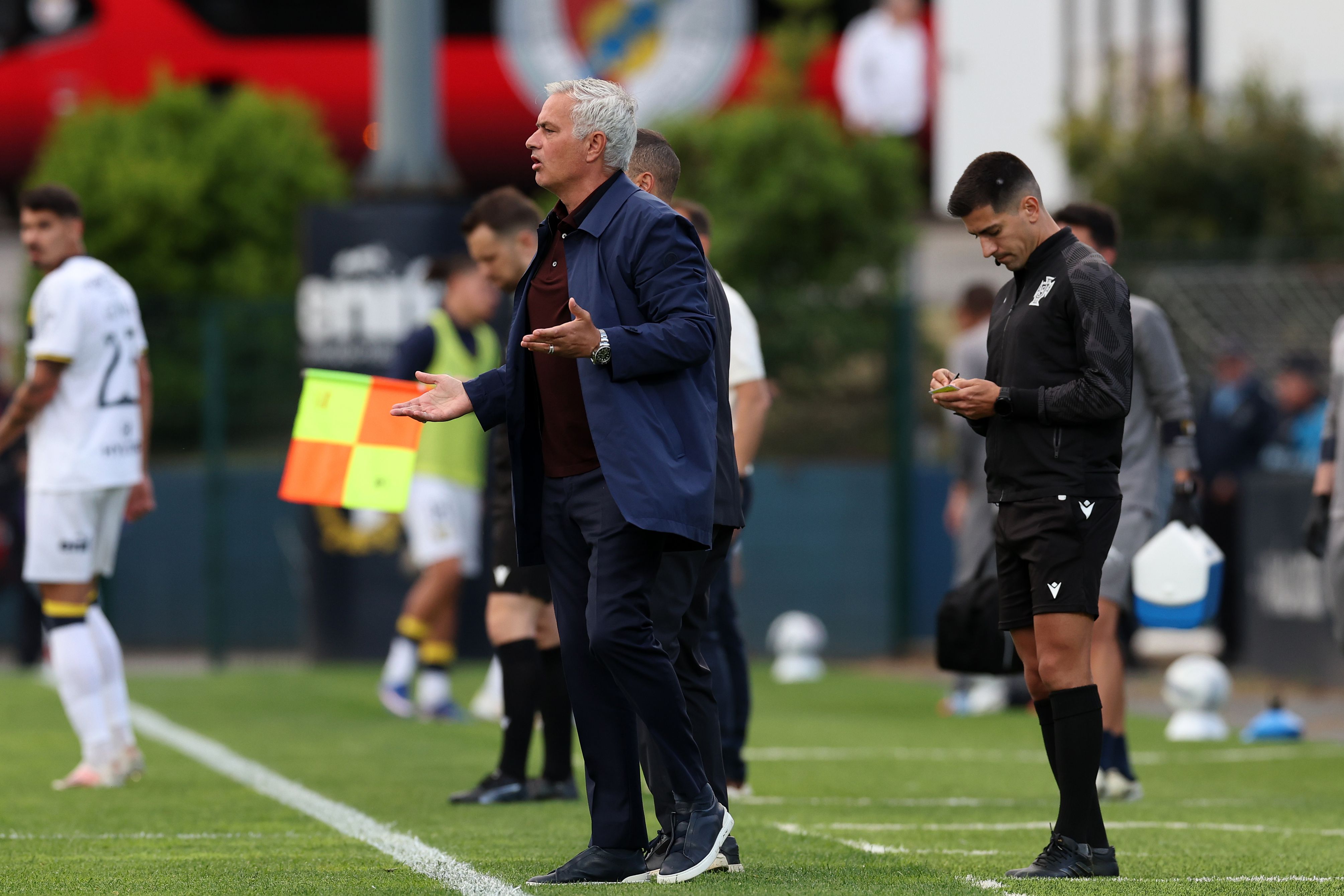 Mourinho durante o jogo entre Benfica e Famalicão — Foto: Estela Silva/Lusa