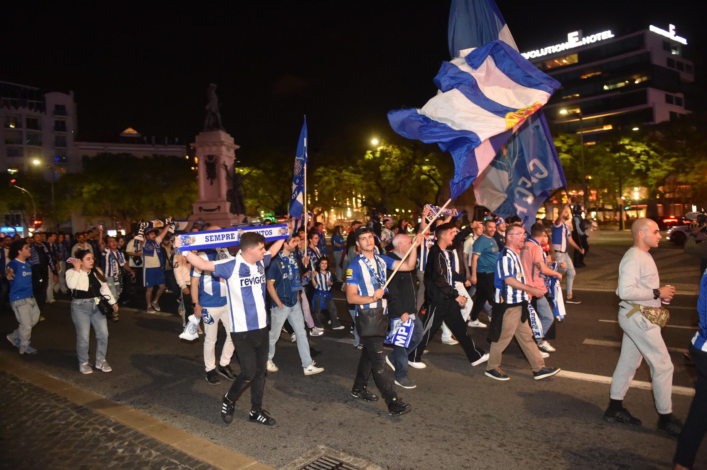Adeptos do FC Porto fazem a festa em Lisboa (Foto: Miguel Nunes)
