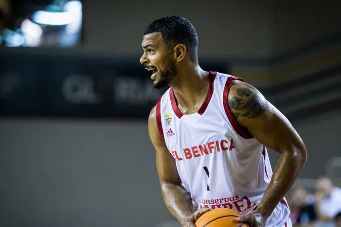 Broussard foi um dos jogadores em destaque na meia-final da Taça Hugo dos Santos frente à Oliveirense. FPB