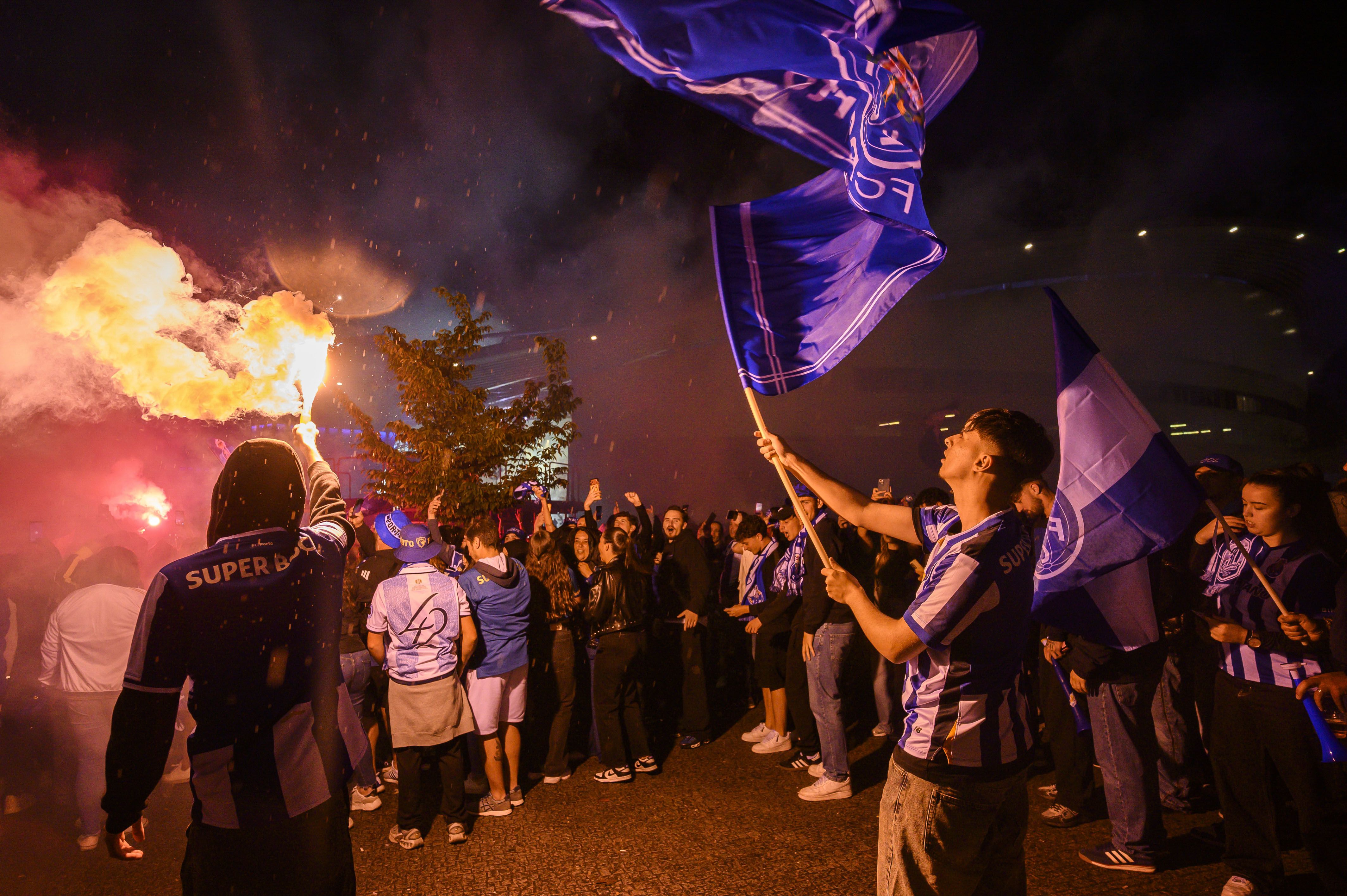 Adeptos do FC Porto fazem a festa ao pé do Estádio do Dragão (Foto: EPA/Ricardo Castelo)