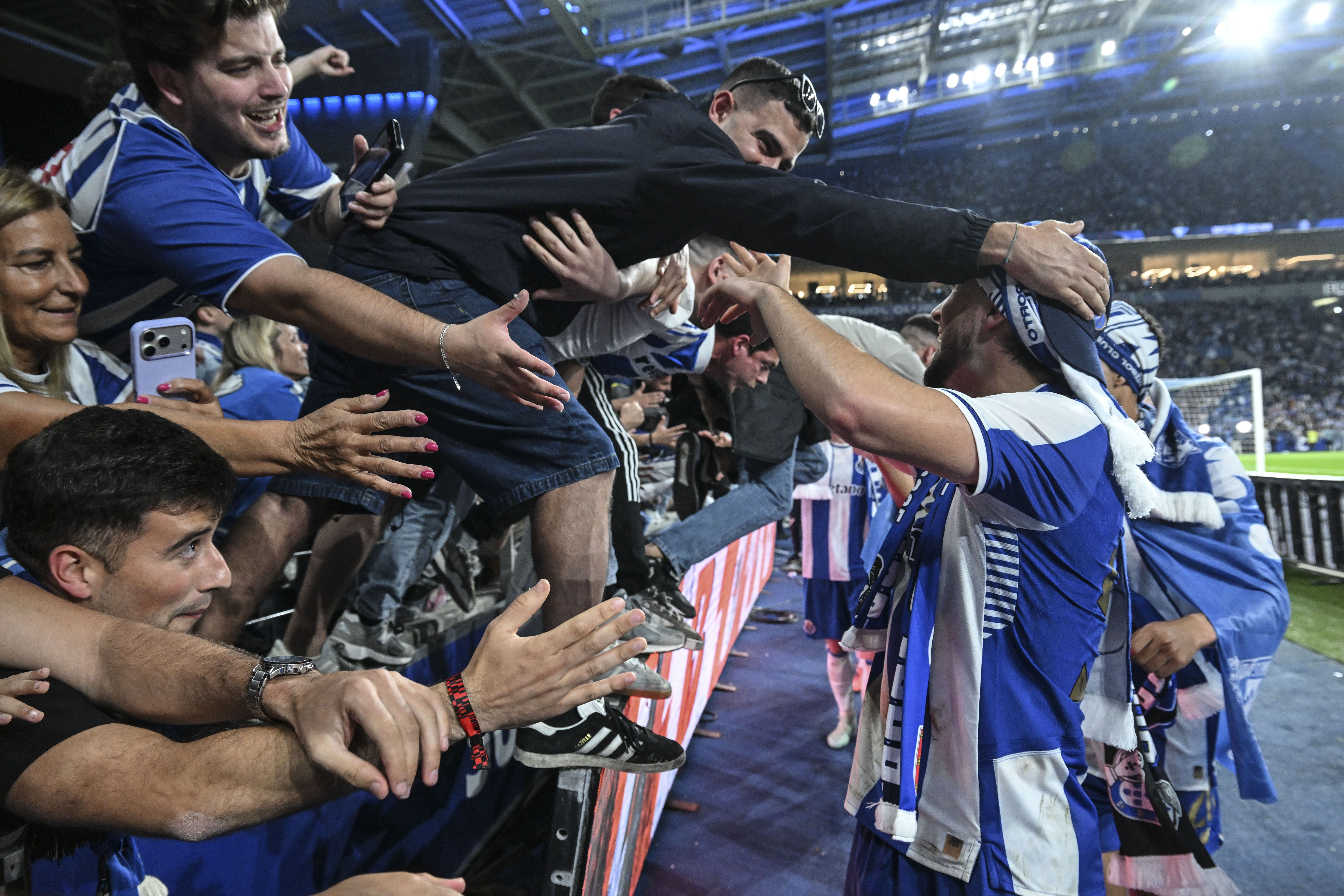 Adeptos do FC Porto fazem a festa no Estádio do Dragão (Foto: EPA/Fernando Veludo)