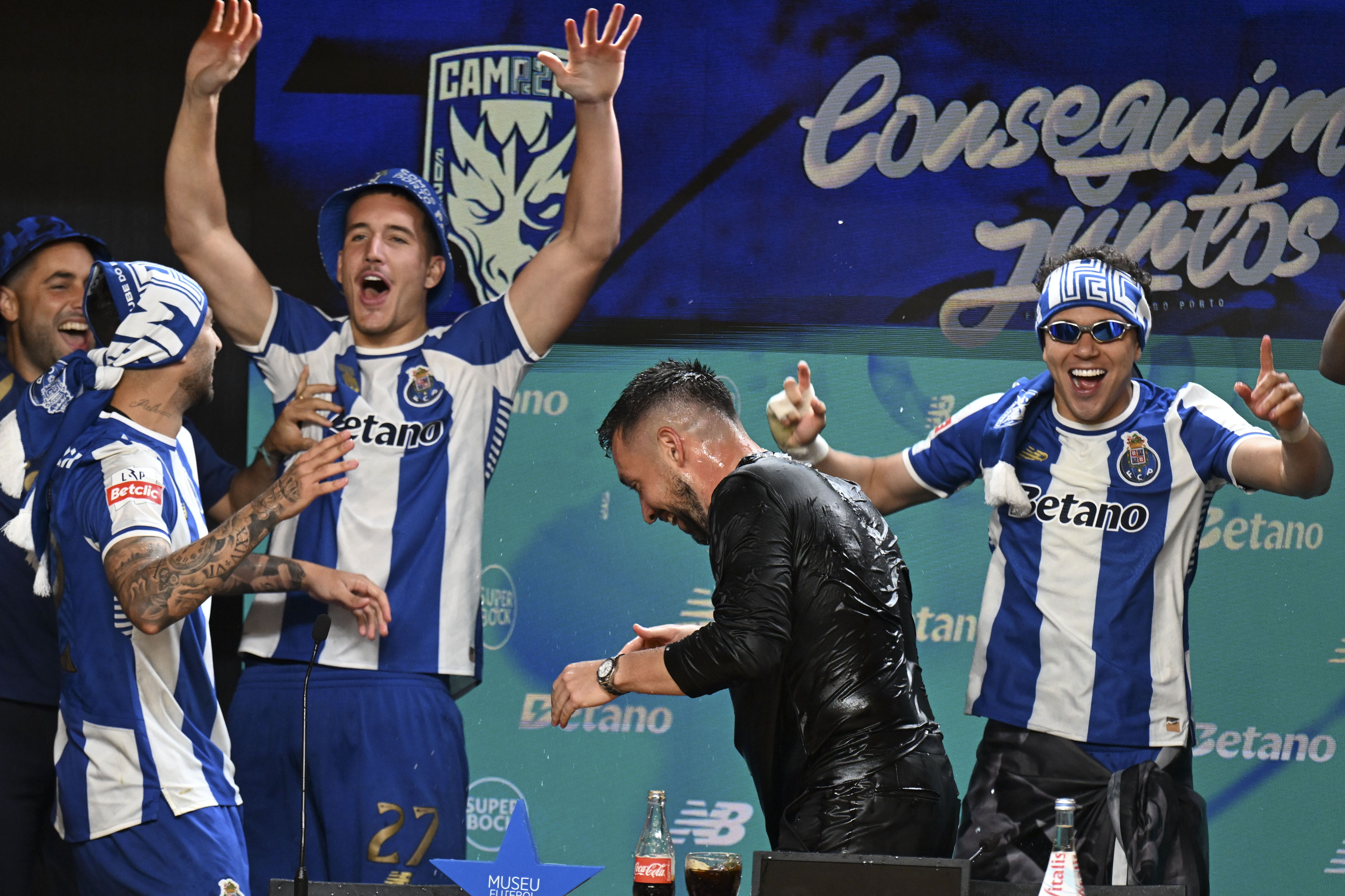 Banho de Farioli na conferência de imprensa (Foto: EPA/Fernando Veludo)