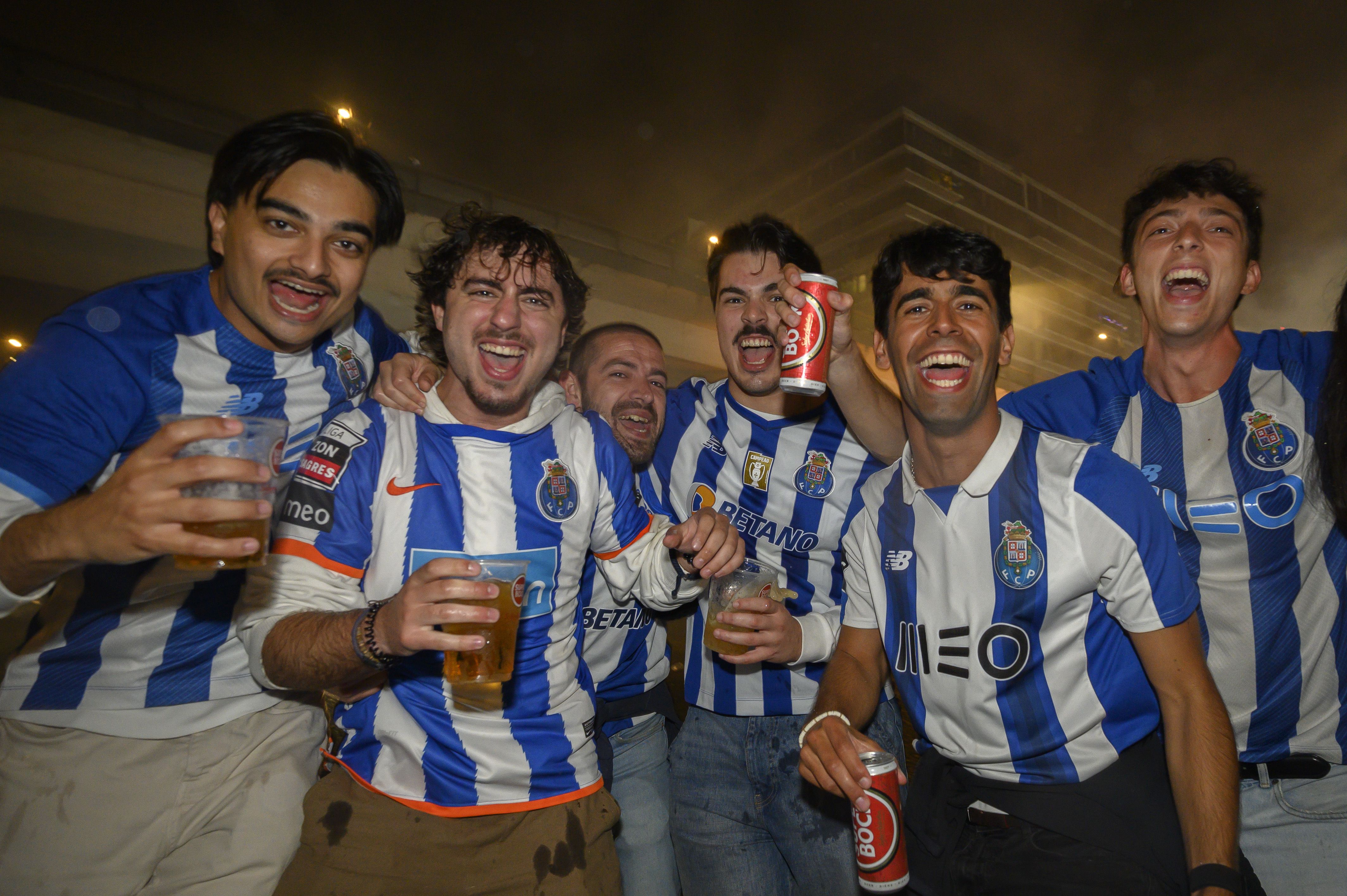 Adeptos do FC Porto fazem a festa ao pé do Estádio do Dragão (Foto: EPA/Ricardo Castelo)