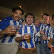 Adeptos do FC Porto fazem a festa ao pé do Estádio do Dragão (Foto: EPA/Ricardo Castelo)