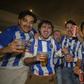 Adeptos do FC Porto fazem a festa ao pé do Estádio do Dragão (Foto: EPA/Ricardo Castelo)