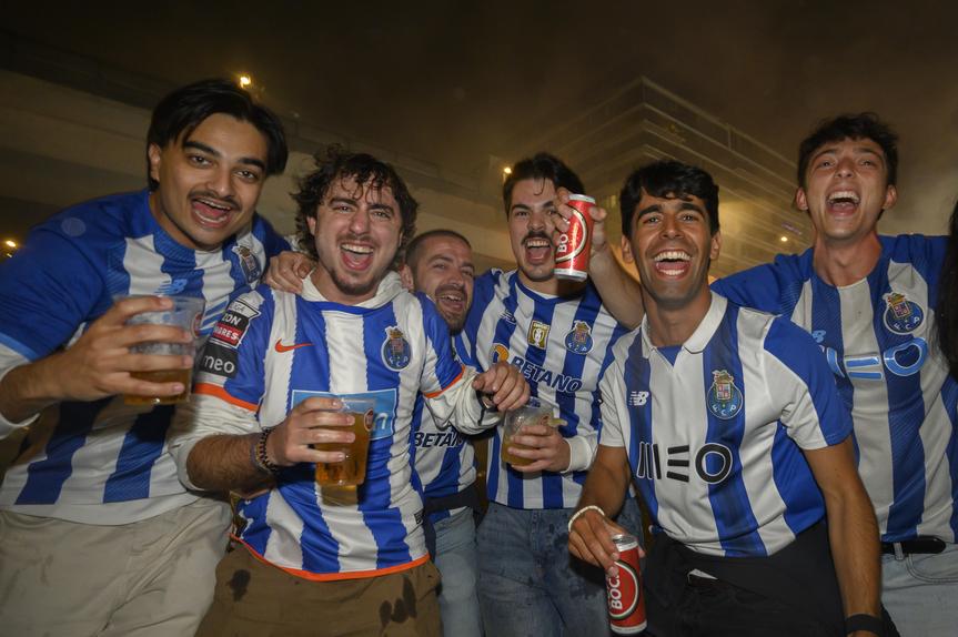 Adeptos do FC Porto fazem a festa ao pé do Estádio do Dragão (Foto: EPA/Ricardo Castelo)