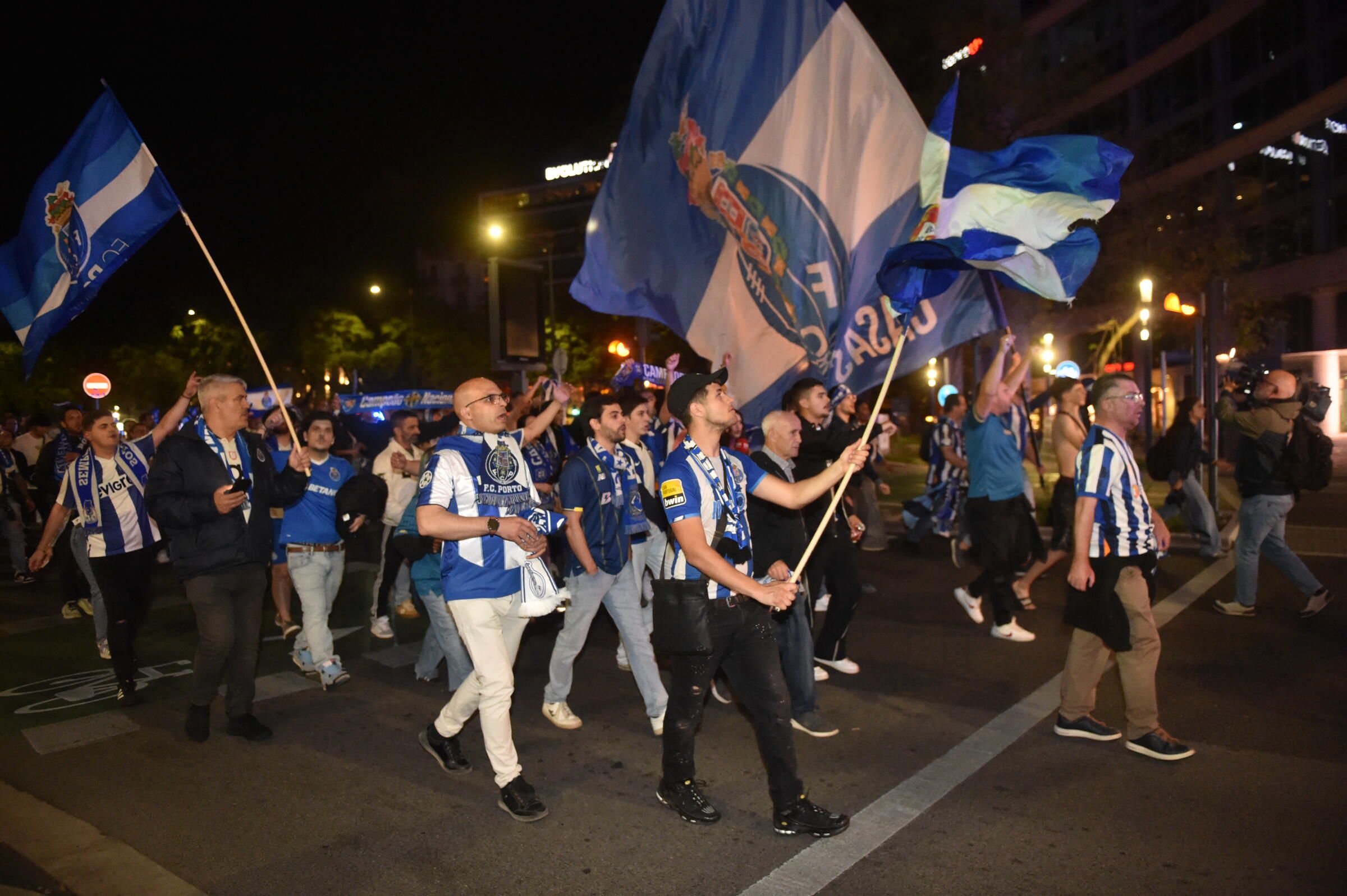 Adeptos do FC Porto fazem a festa em Lisboa (Foto: Miguel Nunes)