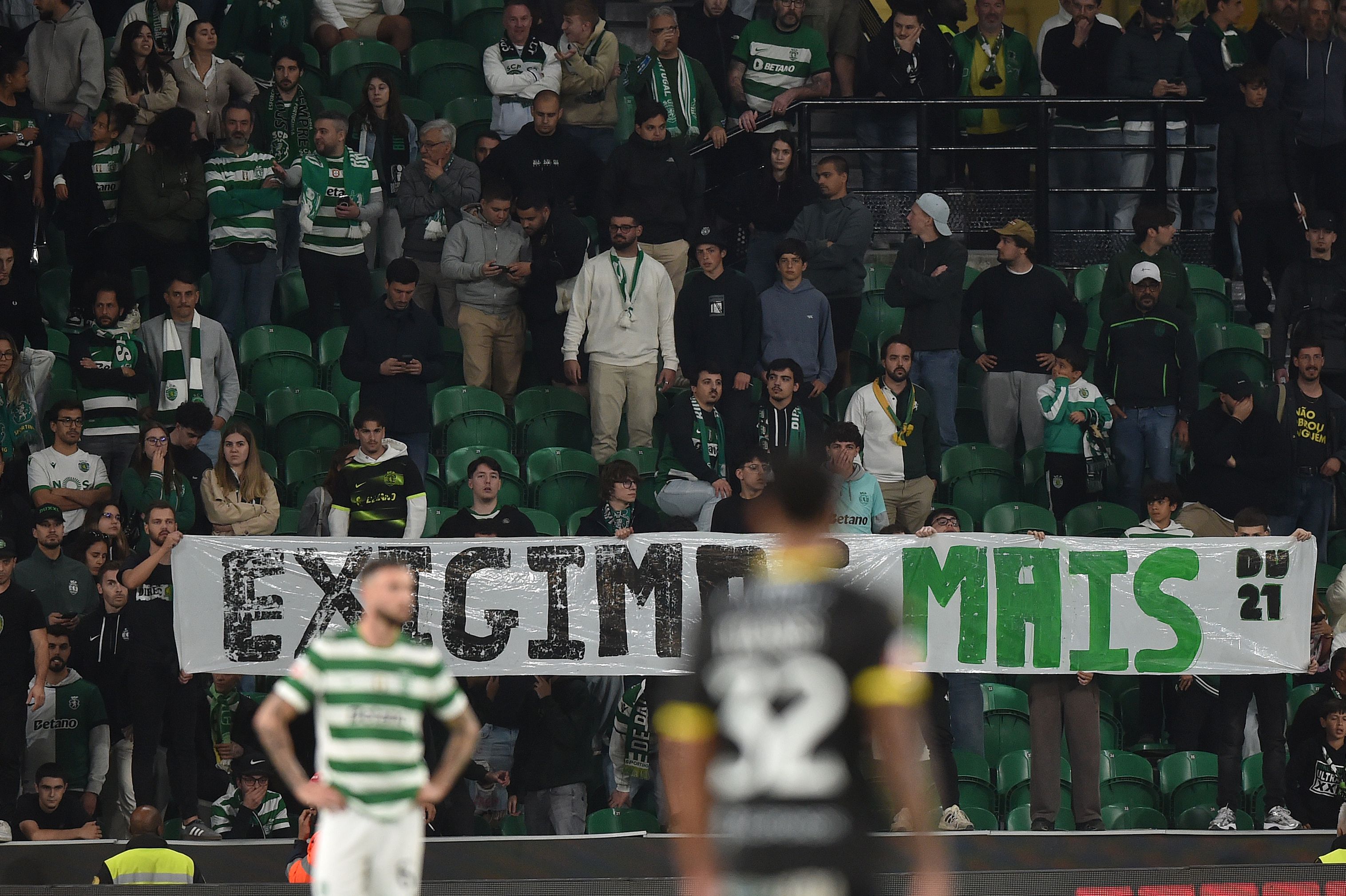 Esta a tarja exibida aos jogadores após o empate com o Tondela em Alvalade - Foto: MIGUEL NUNES