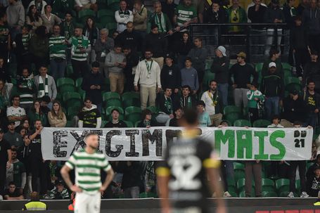 Esta a tarja exibida aos jogadores após o empate com o Tondela em Alvalade - Foto: MIGUEL NUNES