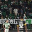 Esta a tarja exibida aos jogadores após o empate com o Tondela em Alvalade - Foto: MIGUEL NUNES