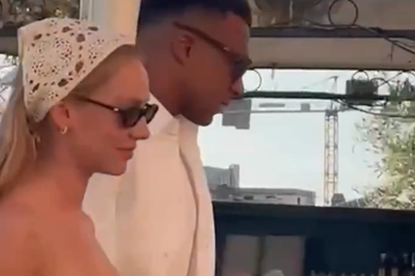 Ester Exposito e Mbappé em Cagliari. Imagem D.R.
