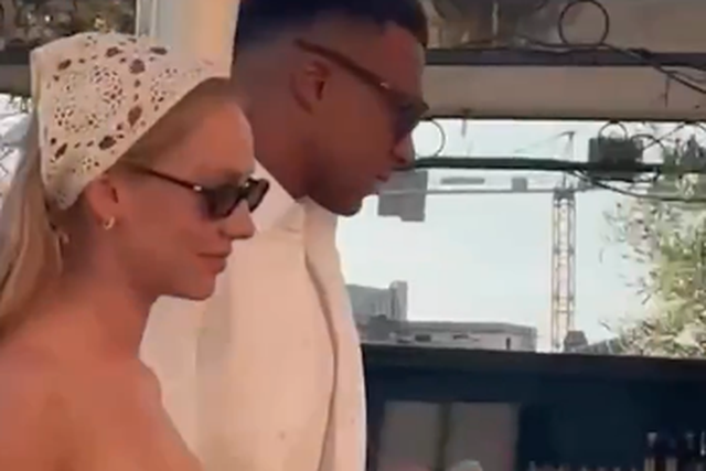 Ester Exposito e Mbappé em Cagliari. Imagem D.R.
