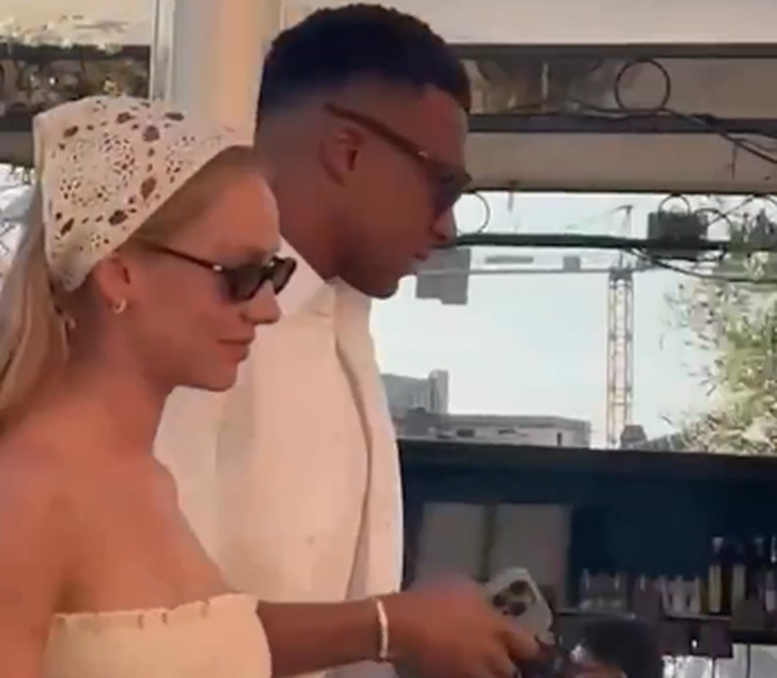 Ester Exposito e Mbappé em Cagliari. Imagem D.R.