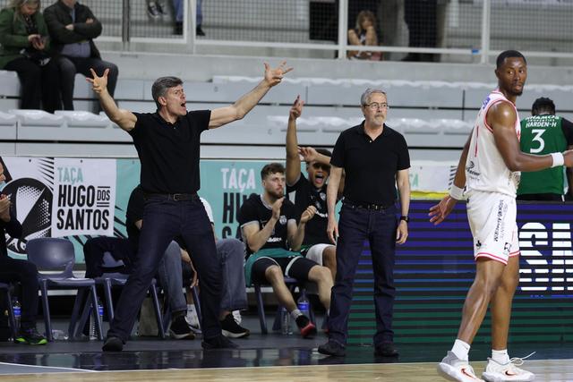 Os técnicos Bernardo Pires e Luís Magalhães na primeira meia final da Taça Hugo dos Santos, em Gondomar.