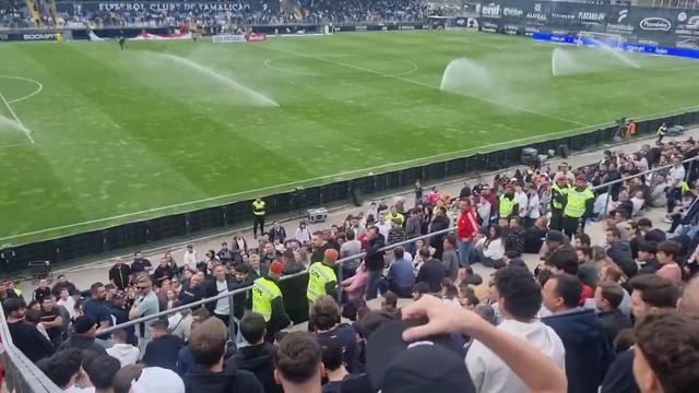 Aconteceu em Famalicão: stewards obrigam adepto a entregar cachecol à bancada ao lado