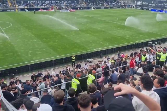 Aconteceu em Famalicão: stewards obrigam adepto a entregar cachecol à bancada ao lado