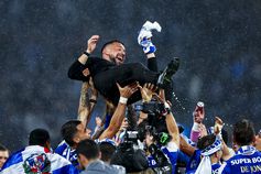 Farioli atirado ao ar (FC Porto/X)