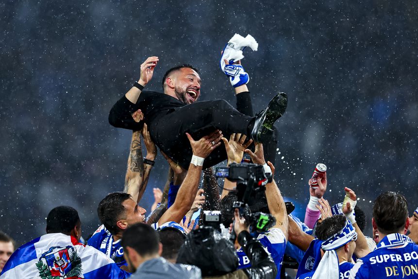 Farioli atirado ao ar (FC Porto/X)