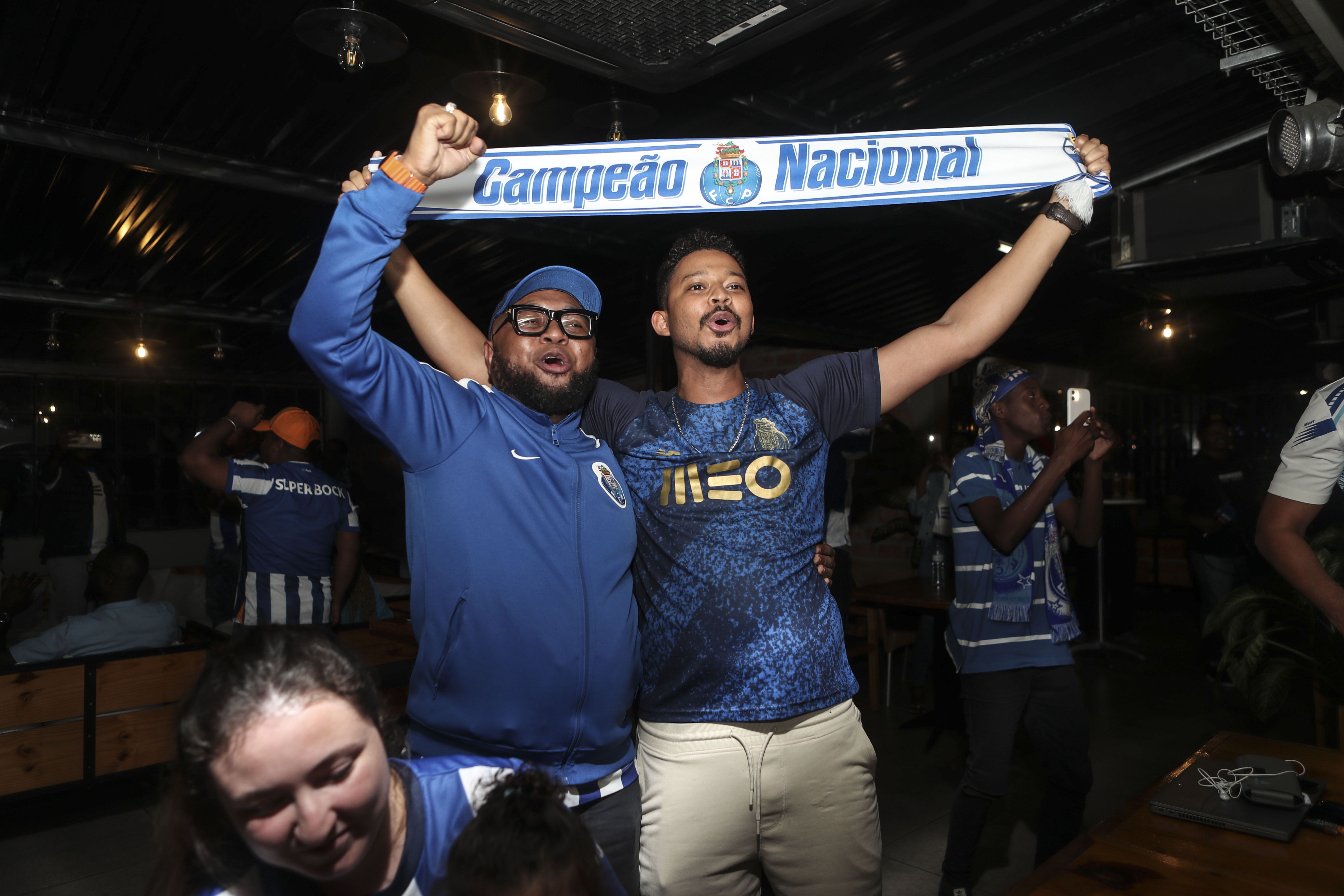 Moçambicanos celebram título do FC Porto (Foto: Lusa/Luísa Nhatumbo)