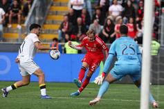 Lance muito polémico dentro da área do Famalicão está entre as queixas do Benfica. Foto Estela Silva/LUSA