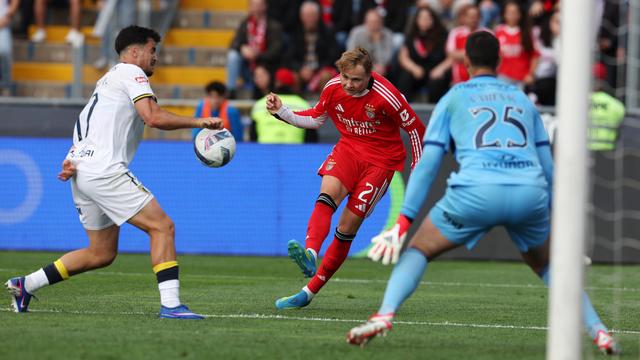 Lance muito polémico dentro da área do Famalicão está entre as queixas do Benfica. Foto Estela Silva/LUSA