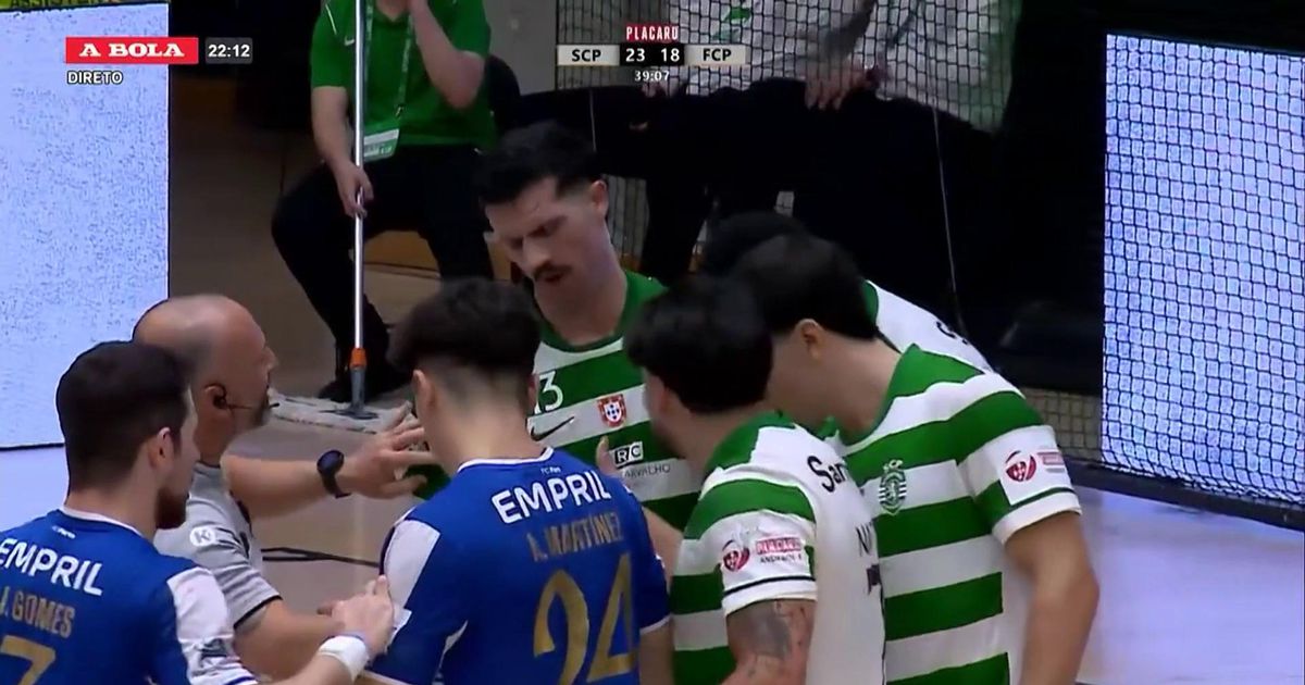 Sporting-FC Porto: Salvador agarra pescoço do adversário e é expulso