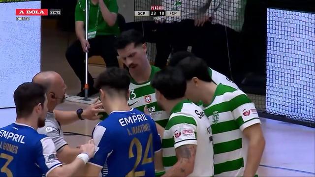 Sporting-FC Porto: Salvador agarra pescoço do adversário e é expulso