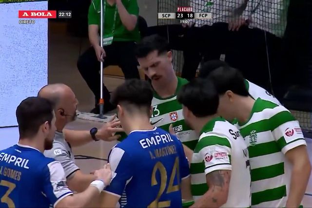 Sporting-FC Porto: Salvador agarra pescoço do adversário e é expulso