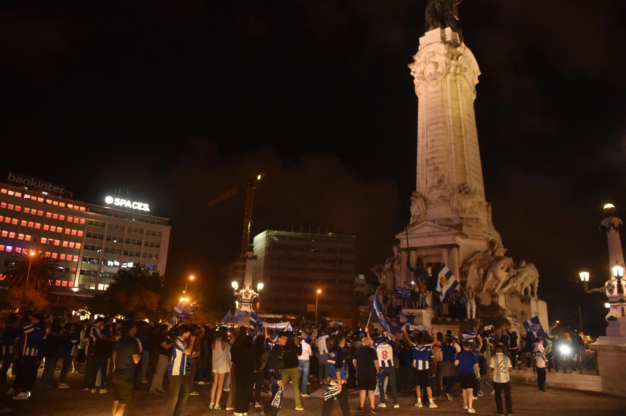 Alguns adeptos escalam a estátua do Marquês de Pombal (Foto: Miguel Nunes)
