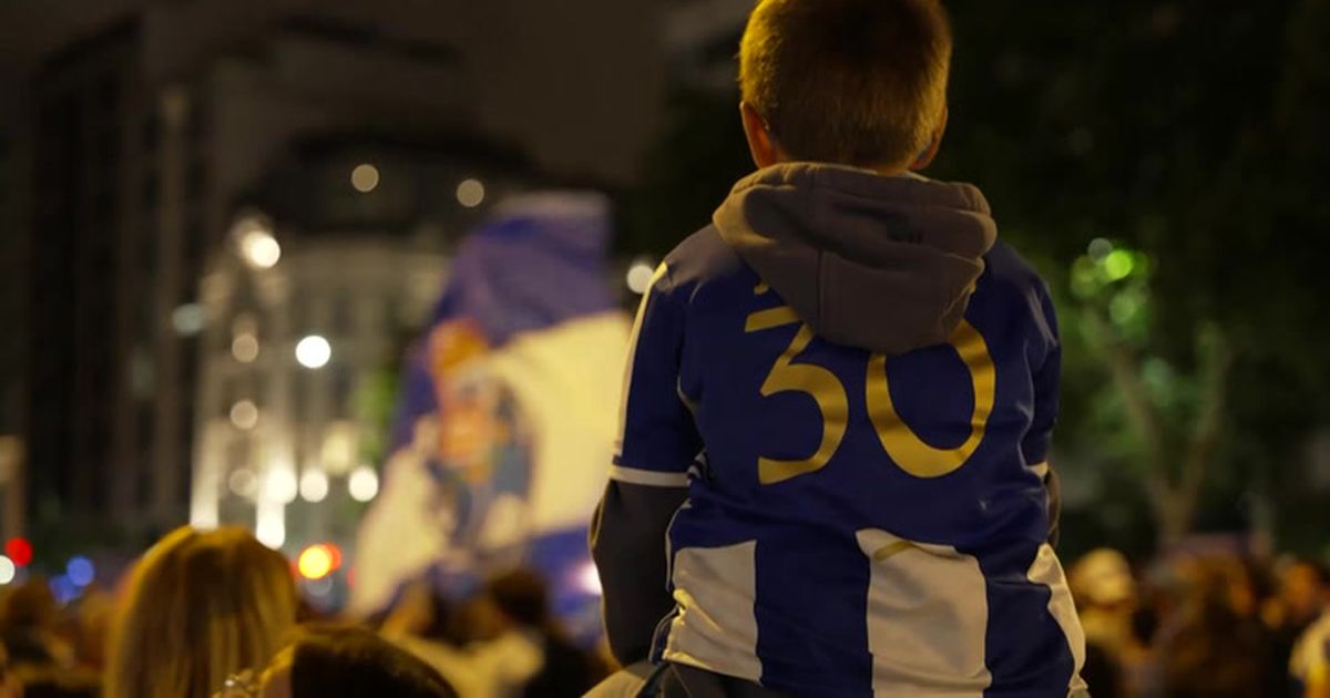 Criança assiste à festa do FC Porto em Lisboa aos ombros do pai