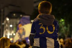 Criança assiste à festa do FC Porto em Lisboa aos ombros do pai
