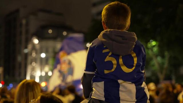 Criança assiste à festa do FC Porto em Lisboa aos ombros do pai