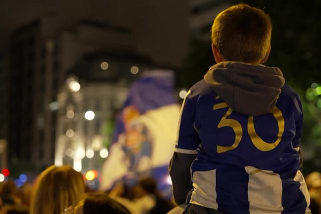 Criança assiste à festa do FC Porto em Lisboa aos ombros do pai