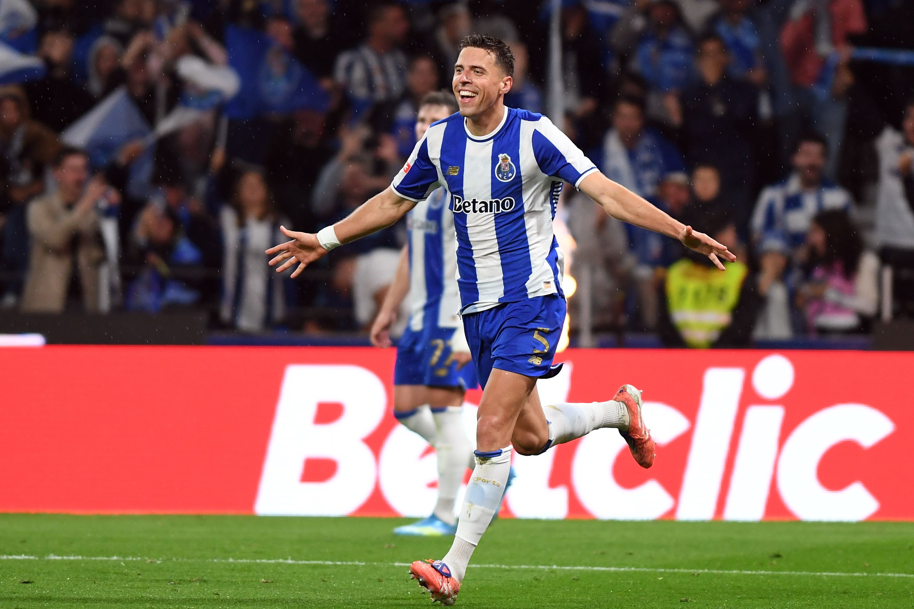Bednarek festeja golo ao Alverca - Foto: Rogério Ferreira/Kapta+