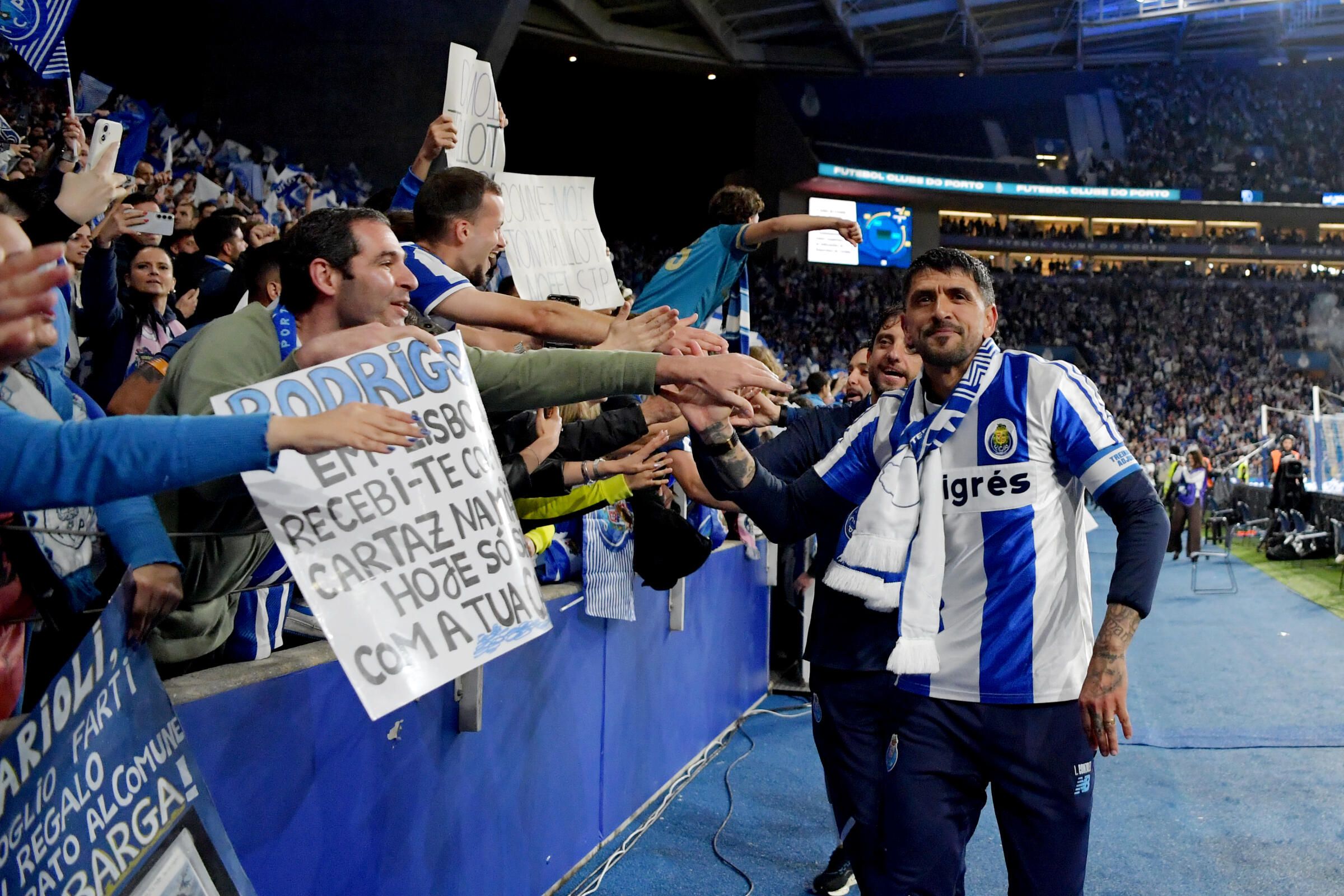 Lucho González agradece aos adeptos  (Foto: Rogério Ferreira/Kapta+)